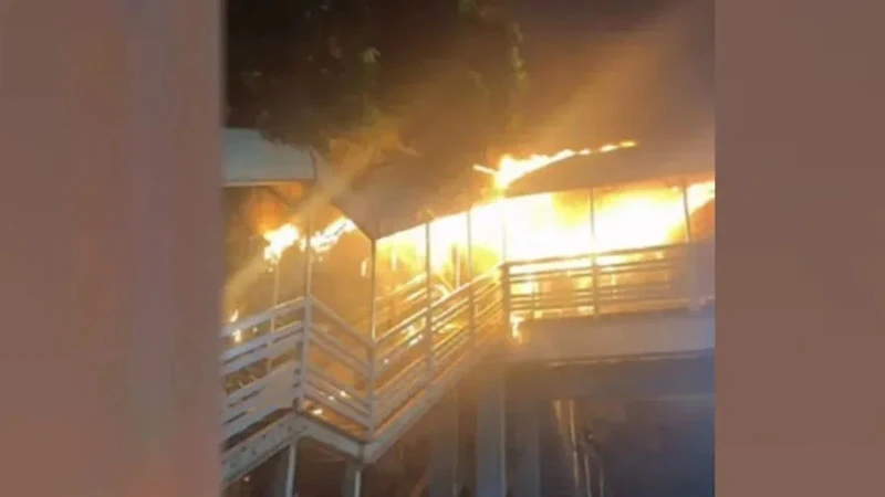 রাজধানীর কাকলীতে মধ্যরাতে ফুটওভার ব্রিজে অগুন
