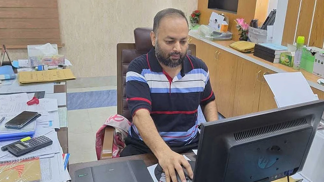 ‘২ কোটি দেন, সব সই করে দেব’, পিডিবির সেই নির্বাহী প্রকৌশলী বরখাস্ত