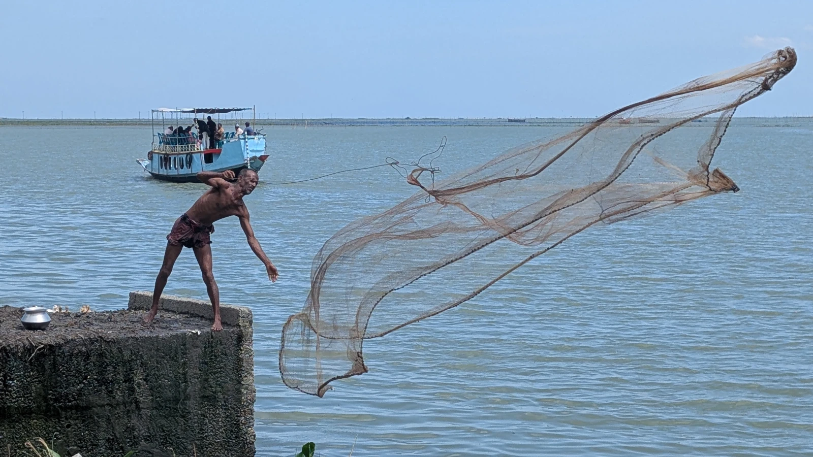 বর্ষায় জাল, শুষ্ক মৌসুমে কাস্তে— নিকলীর জেলেদের জীবন