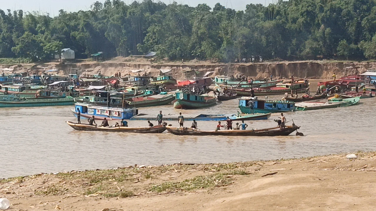 দিনে-রাতে চলছে অবৈধভাবে বালু উত্তোলন মহোৎসব, নজর নেই প্রশাসনের
