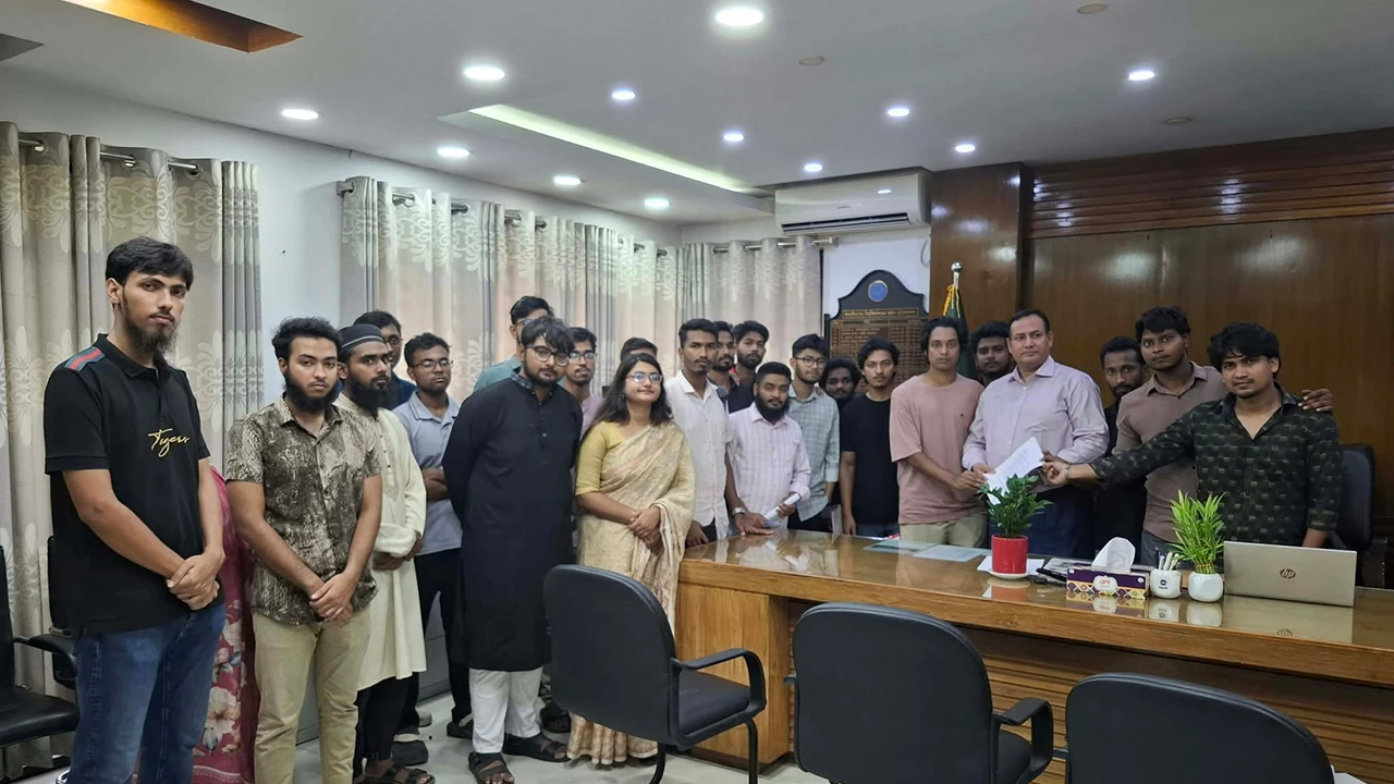 ব্যবসায় শিক্ষা অনুষদের নতুন ভবন নির্মাণের দাবিতে জাবি উপাচার্যকে স্মারকলিপি