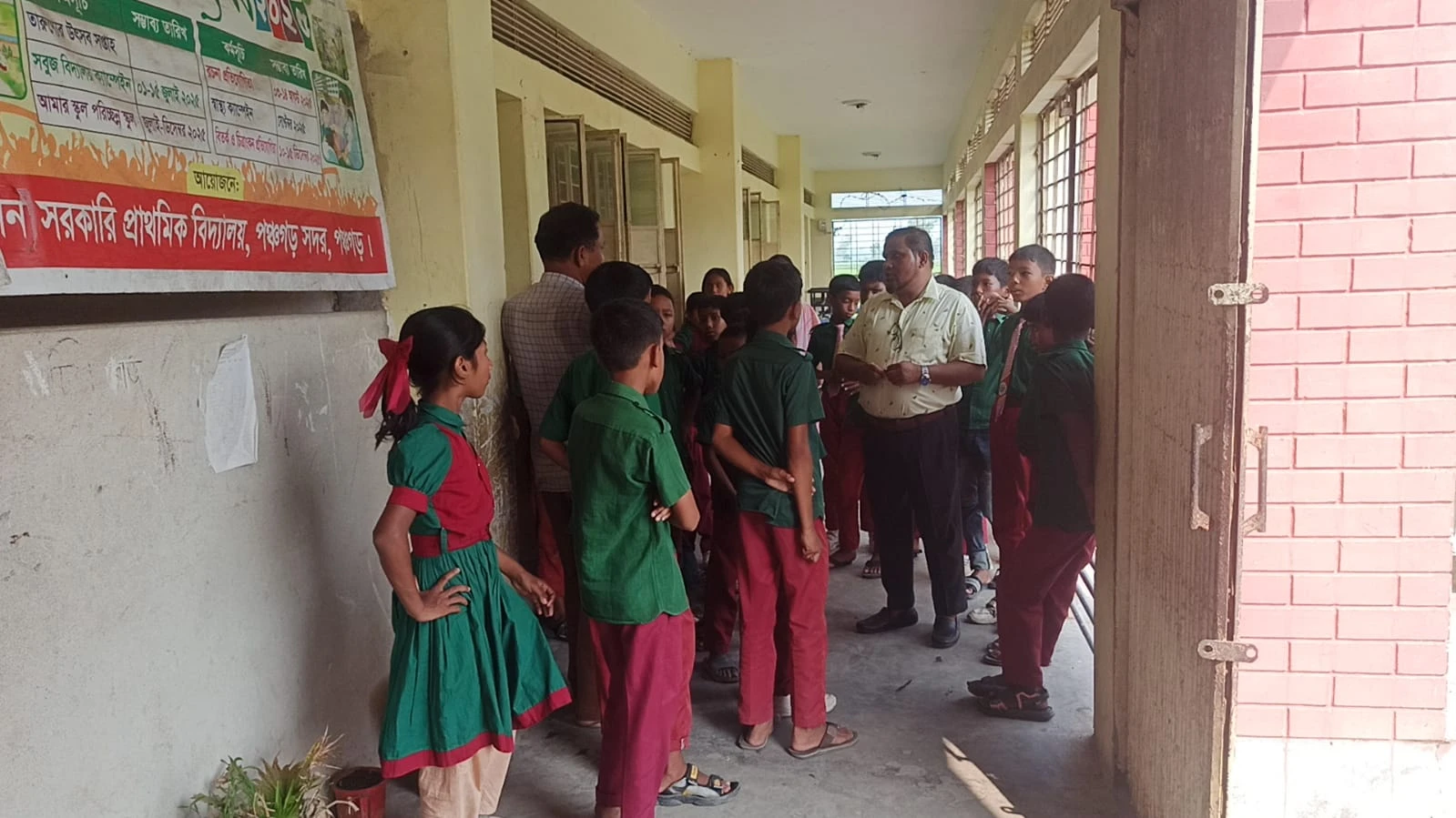 রাতের আঁধারে বিদ্যালয়ের ১১ ফ্যানসহ সাউন্ড সিস্টেম চুরি