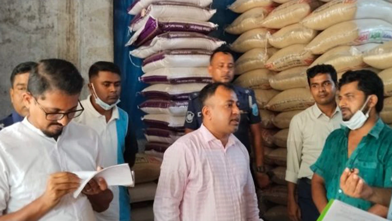 পাটের মোড়ক ব্যবহার না করায় তিন ব্যবসায়ীকে জরিমানা