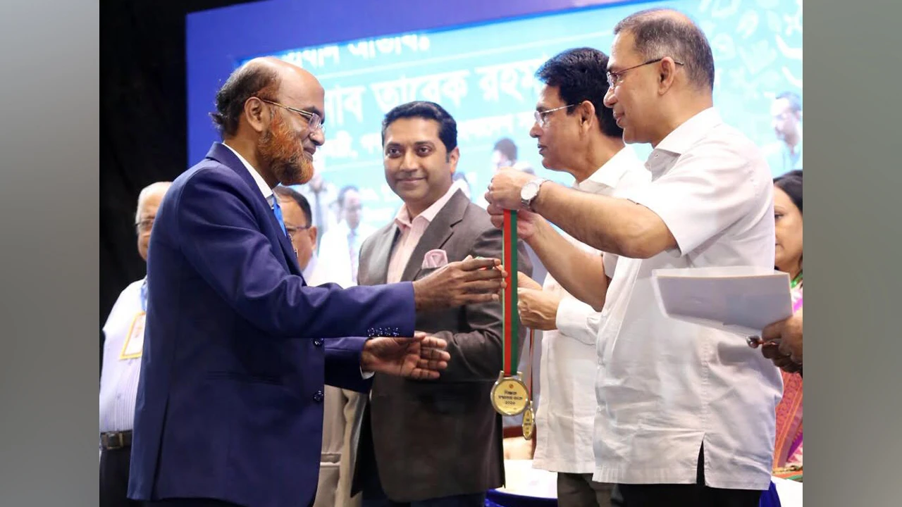 'গুণী শিক্ষক’ সম্মাননা পেলেন নোবিপ্রবি অধ্যাপক ড. বেলাল হোসাইন
