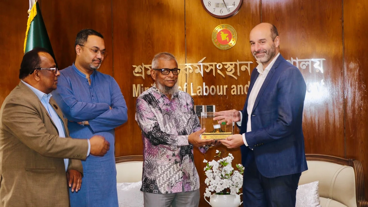 শ্রমিকের অধিকার ও কর্মসংস্থান নিশ্চিত করতে সরকার প্রতিশ্রুতিবদ্ধ