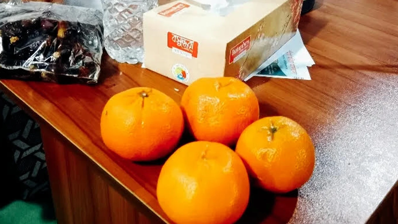 নিলামে ৪ কমলা ৫০ হাজার ও আধা কেজি খেজুর ১৫ হাজারে বিক্রি