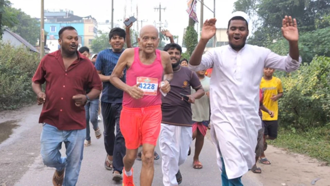 বয়সকে হার মানিয়ে ৪২ কিলোমিটার দৌড়ালেন ৭৪ বছরের খবির