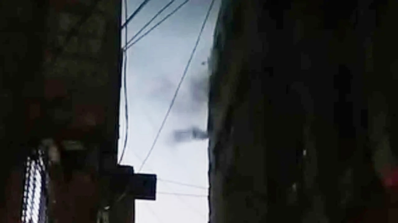 চকবাজারে মার্কেটে আগুন, নিয়ন্ত্রণে ৫ ইউনিট