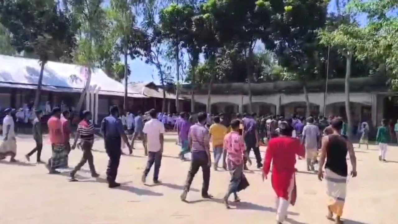 লালমনিরহাটে বিদ্যালয়ে বহিরাগতদের হামলায় ১৩ শিক্ষার্থী আহত