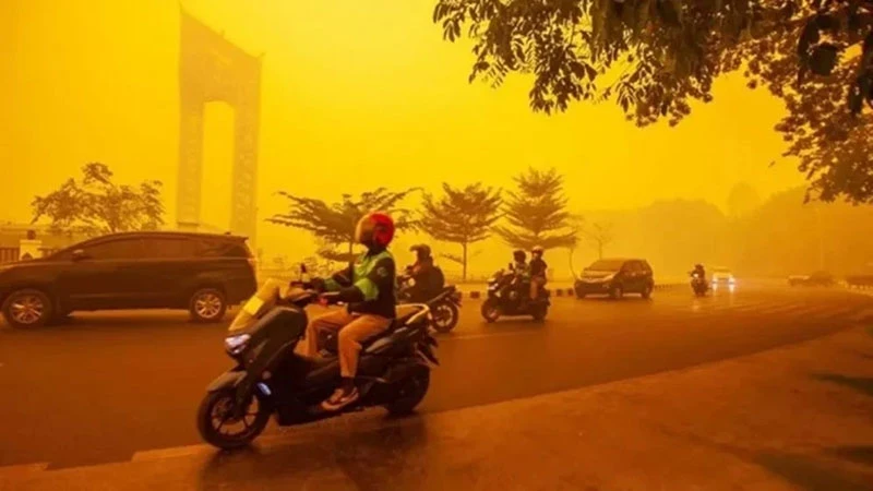 বিষাক্ত ধোঁয়াশায় আচ্ছন্ন ইন্দোনেশিয়ার আকাশ, ছিটানো হচ্ছে বরফ