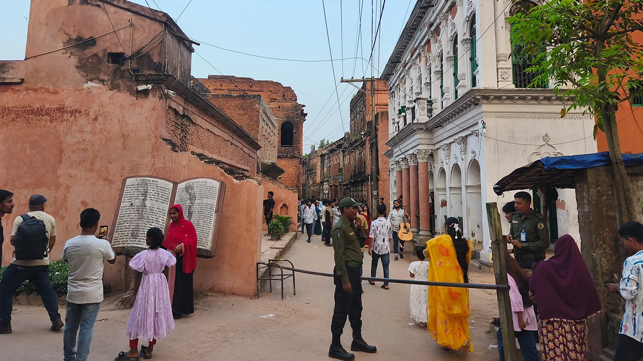 ছুটির দিনে পর্যটকের পদচারণায় মুখর পানাম নগর