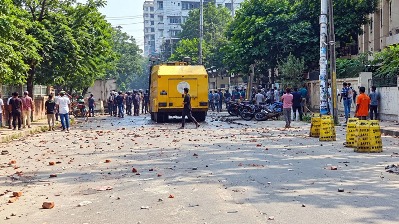 উত্তরায় পোশাক শ্রমিক-পুলিশ সংঘর্ষ, আহত ৫০