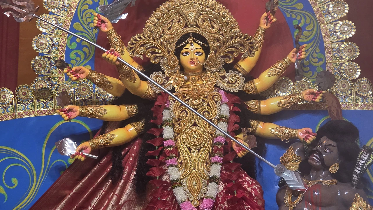 ঐতিহ্য ধরে রেখেছে দুশো বছরের পুরনো বঙ্কবাবুর বাড়ির দুর্গোৎসব