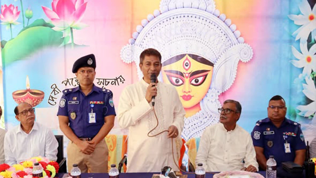 দুর্গাপূজার মণ্ডপ পরিদর্শনে চট্টগ্রাম রেঞ্জের ডিআইজি