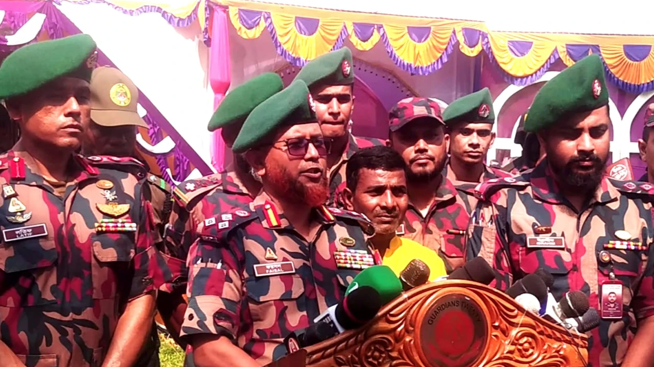 হিলিতে দুর্গাপূজা মণ্ডপ পরিদর্শনে বিজিবির সেক্টর কমান্ডার