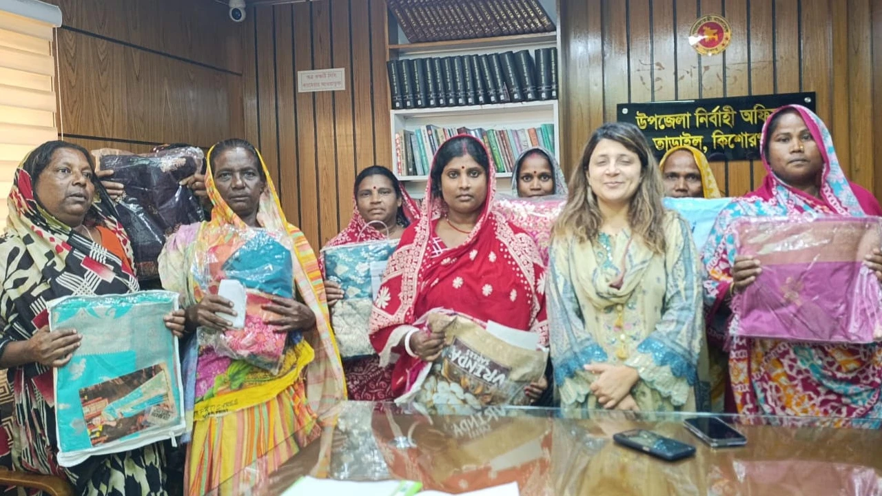 পূজায় শাড়ি পেয়ে আনন্দিত তাড়াইলের হরিজন ও জেলে নারীরা