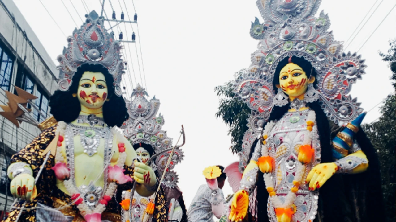 চোখের জল ও সিঁদুরে রাঙিয়ে মৌলভীবাজারে প্রতিমা বিসর্জন
