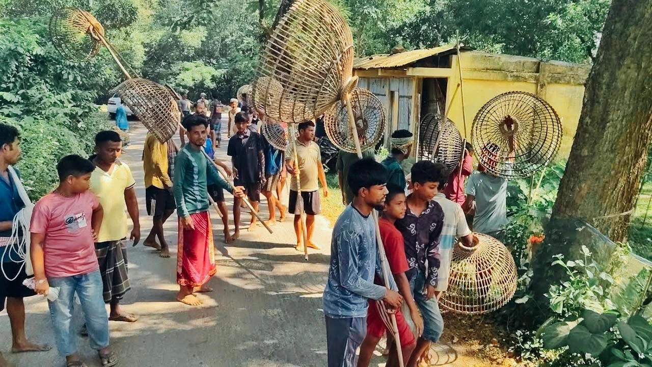 ধলাই নদীতে শত বছরের ঐতিহ্য পলো বাওয়ার উৎসব