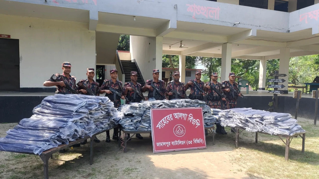 জামালপুরে বিজিবির অভিযানে ৯০ লাক্ষ টাকার ভারতের কাপড় জব্দ