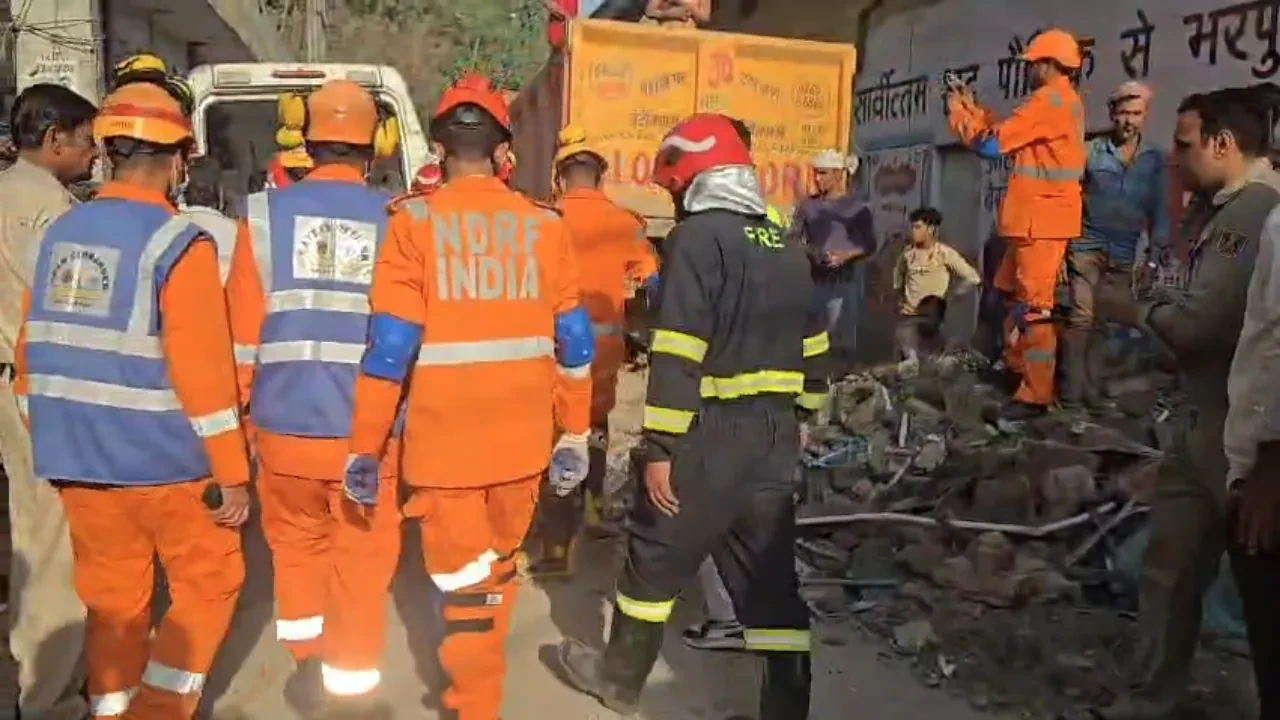দিল্লিতে ফের ভবনধস, বাবা-ছেলে নিহত