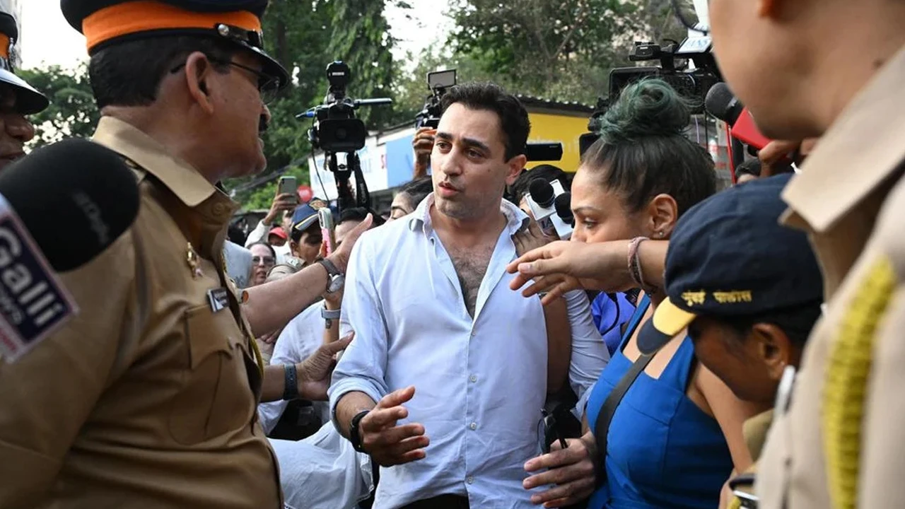 ইমরান খানের ভারত ছাড়ার নির্দেশ স্থগিত