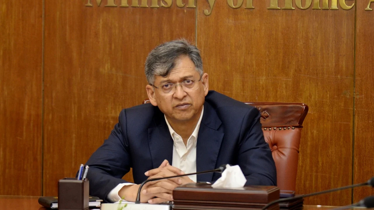 ‘অবৈধ অস্ত্র উদ্ধারে কঠোর হতে হবে’