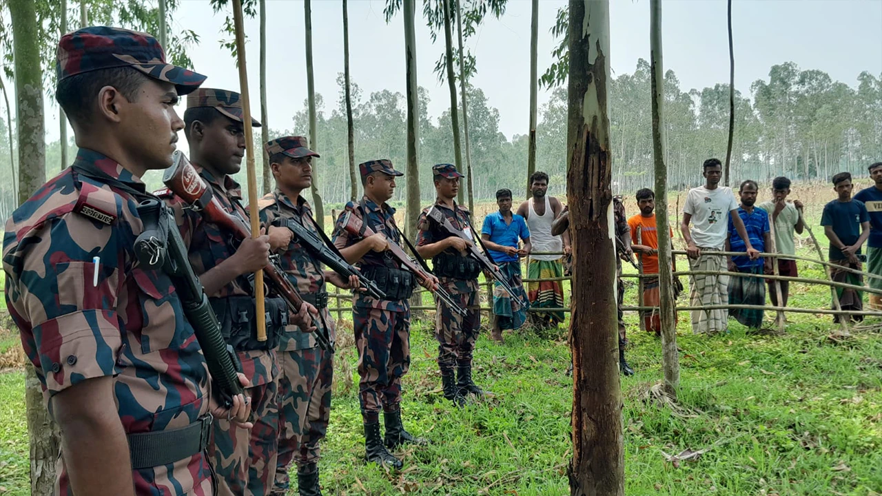 সীমান্তে পুশইন ঠেকাতে কঠোর অবস্থানে বিজিবি