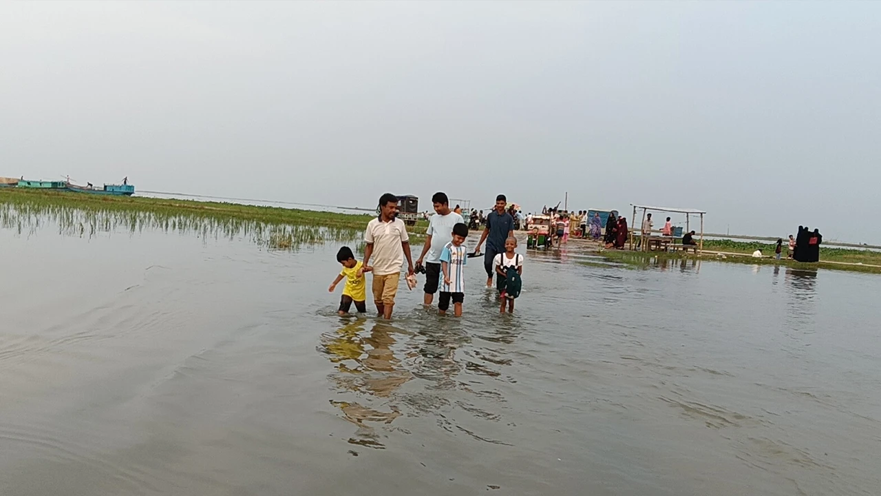নতুন পানির আগমনে হাওরে বাড়ছে পর্যটকের ভিড়