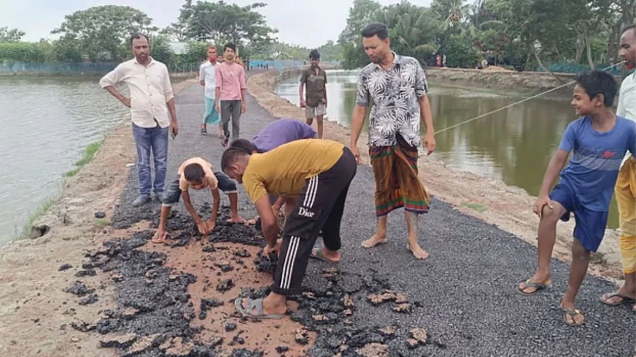 ৩ দিনেই উঠে গেল নতুন সড়কের পিচ, কাজ বন্ধ করে দিলেন এলাকাবাসী
