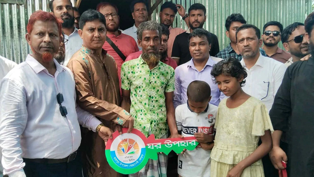 একই পরিবারের ৬ প্রতিবন্ধী সদস্যের জন্য স্বেচ্ছাসেবীদের নতুন ঘর