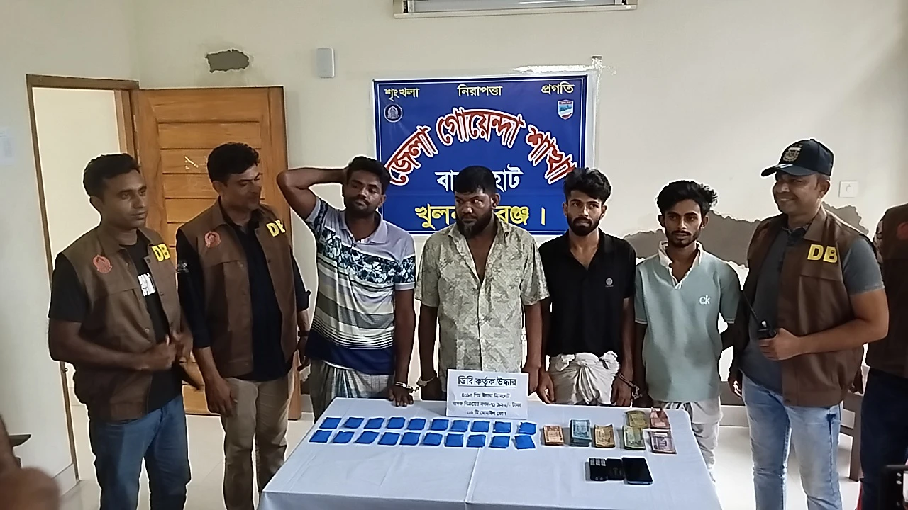 বাগেরহাটে ২৬ মামলার আসামি মনির ৩ সহযোগীসহ গ্রেপ্তার
