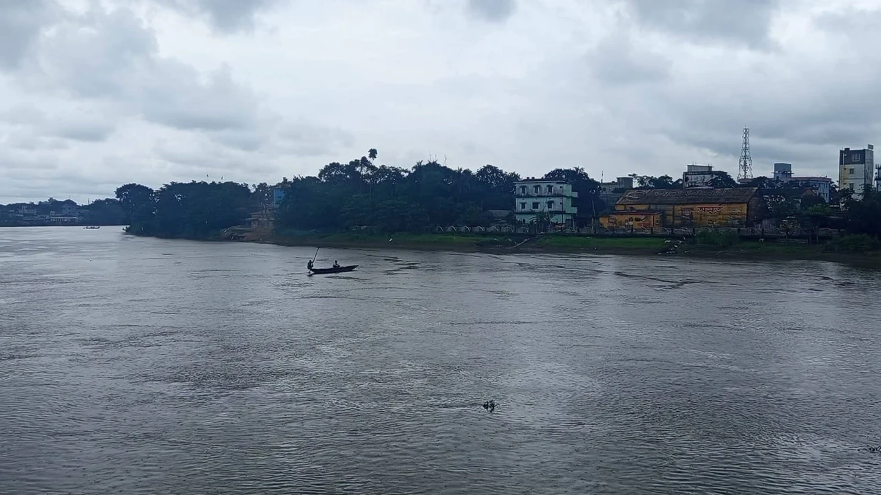 উজানে ভারী বৃষ্টি, দেশের ৬ নদীর পানি বিপৎসীমার ওপরে