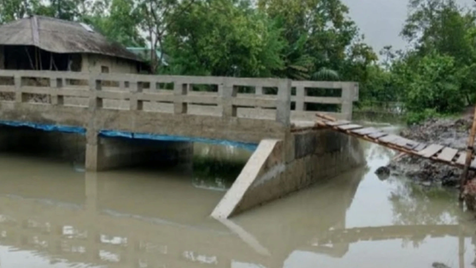 ৩৩ লাখ টাকার সেতু, এখন খালের মাঝখানের দ্বীপ