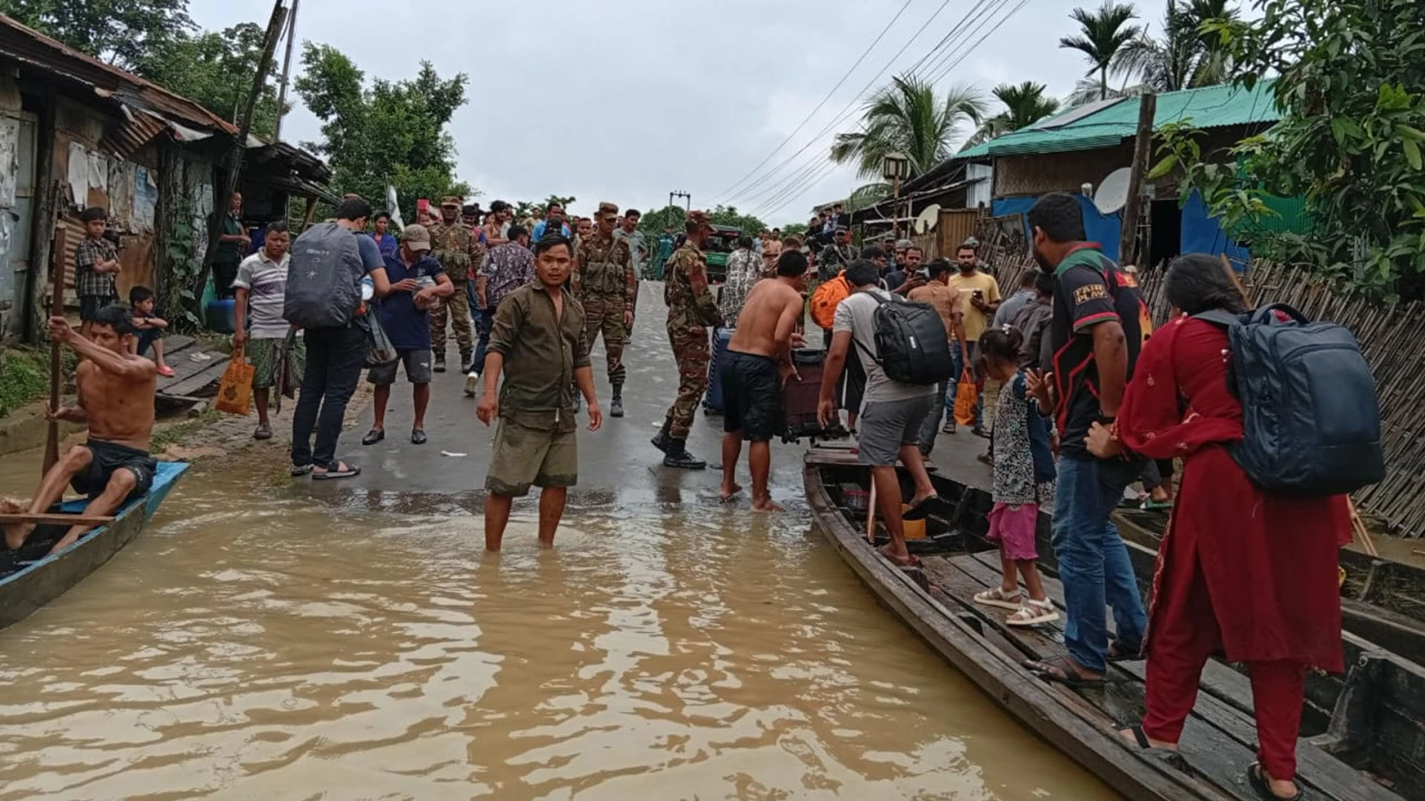সাজেকে আটকে পড়া পর্যটকদের ফেরাচ্ছে সেনাবাহিনী