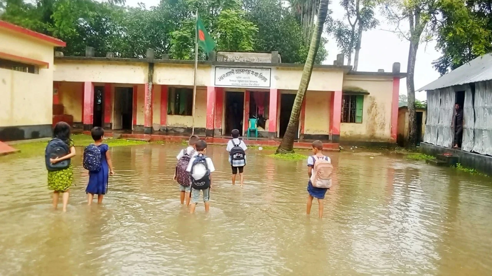 টানা বর্ষণে হাওরে বাড়ছে পানি, বন্যার আশঙ্কা