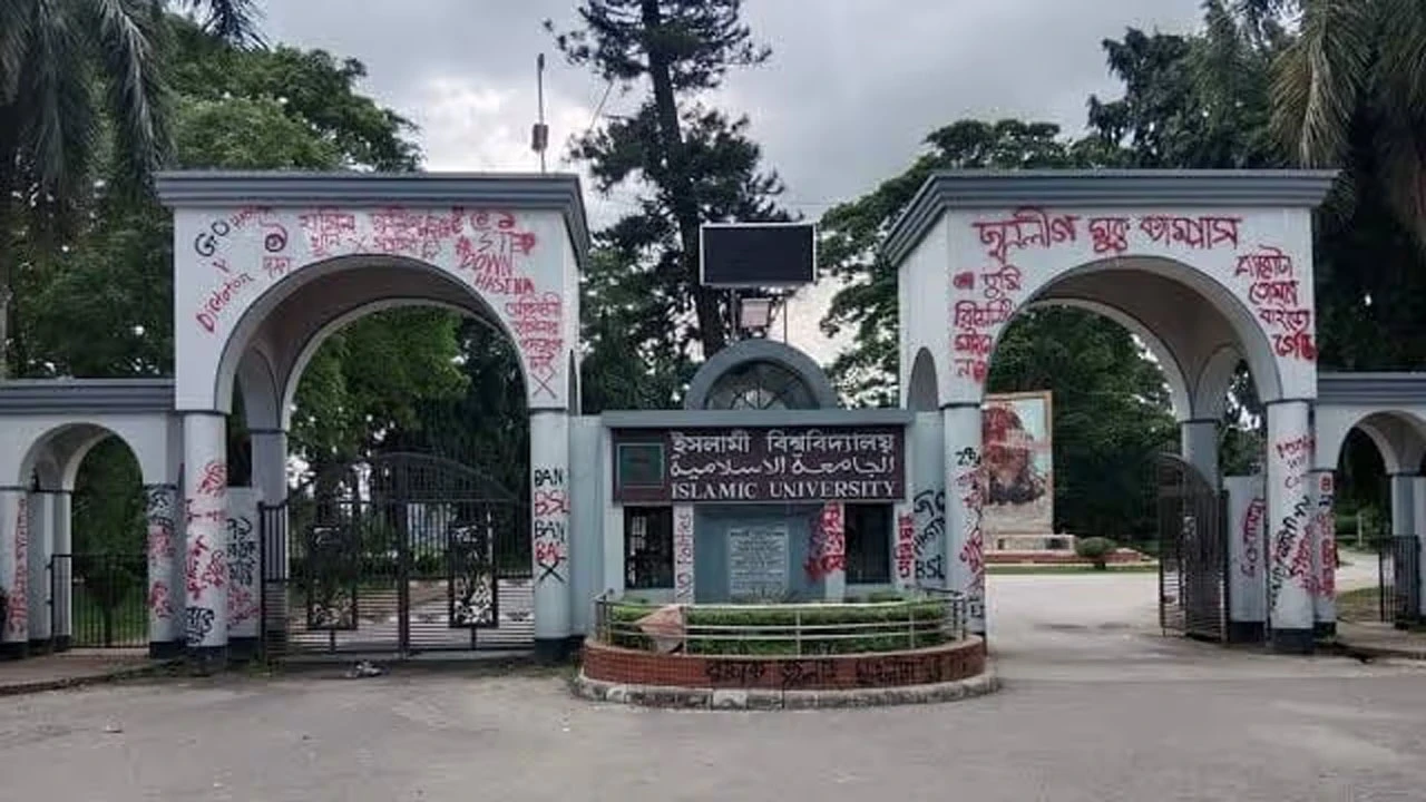 ইবির প্রধান ফটকের গ্রাফিতি আজও জুলাইয়ের স্মৃতি বেড়াচ্ছে