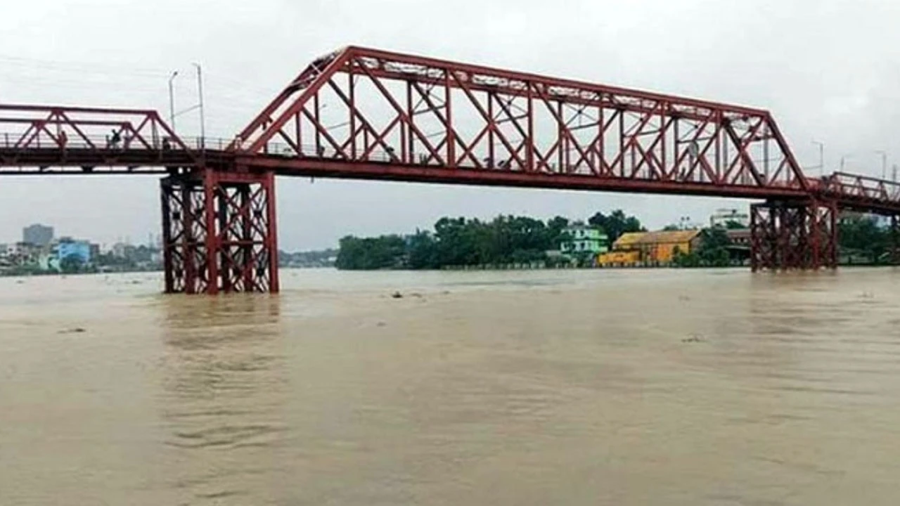 তিন নদীর পানি বিপৎসীমার ওপরে, স্বল্পমেয়াদি বন্যার আশঙ্কা