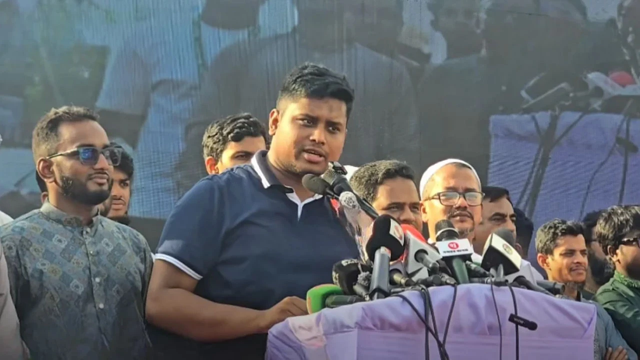 শিক্ষা ব্যবস্থা ও চাঁদাবাজিসহ একাধিক ইস্যুতে সরকারের সমালোচনায় হাসনাত