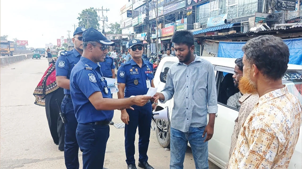 ট্রাফিক পুলিশের উদ্যোগে সচেতনতামূলক লিফলেট বিতরণ