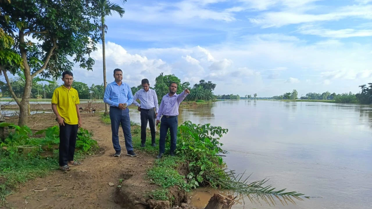 ভোগাই নদীর ভাঙন পরিদর্শনে অতিরিক্ত জেলা প্রশাসক-ইউএনও