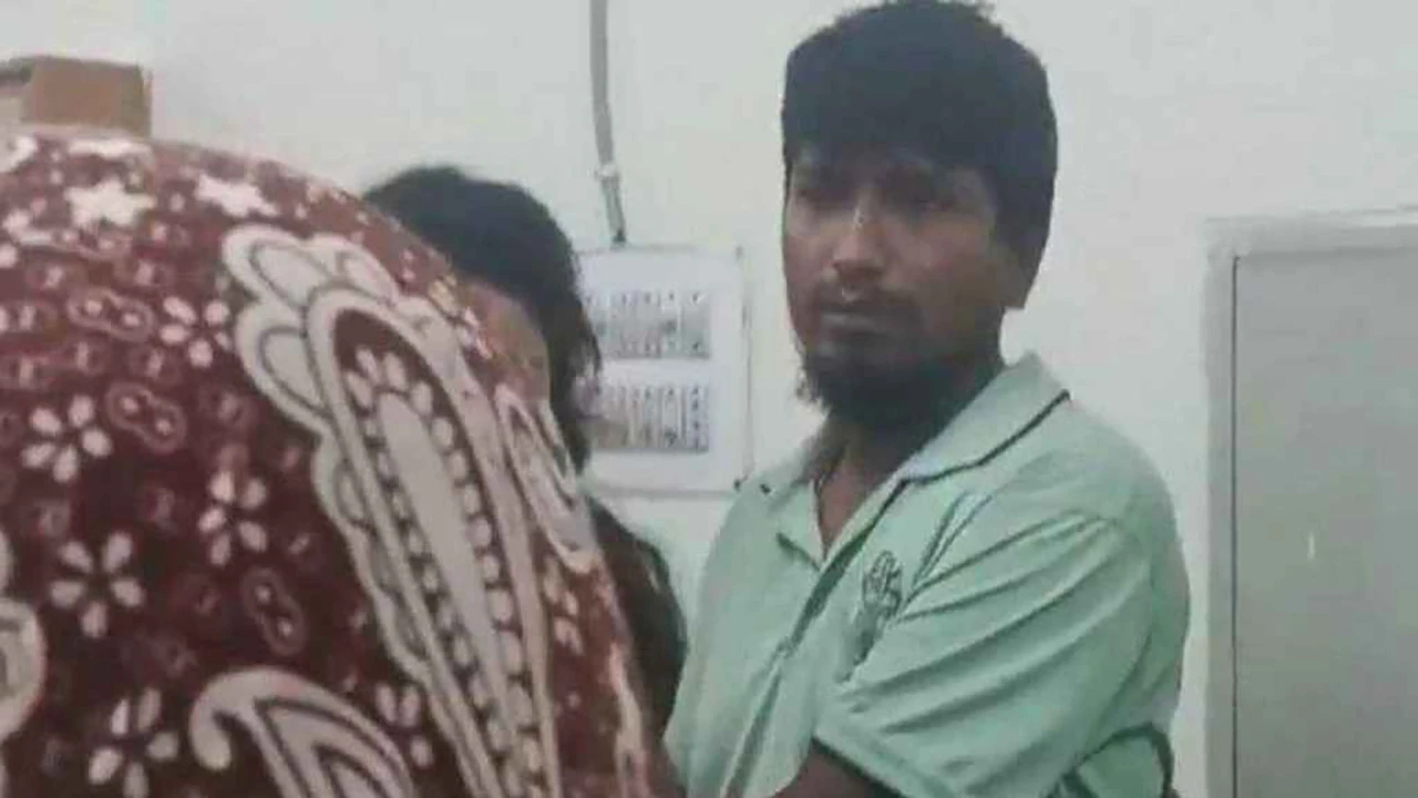 ছাত্রীদের টয়লেটে গোপনে ভিডিও ধারণের অভিযোগে যুবক আটক