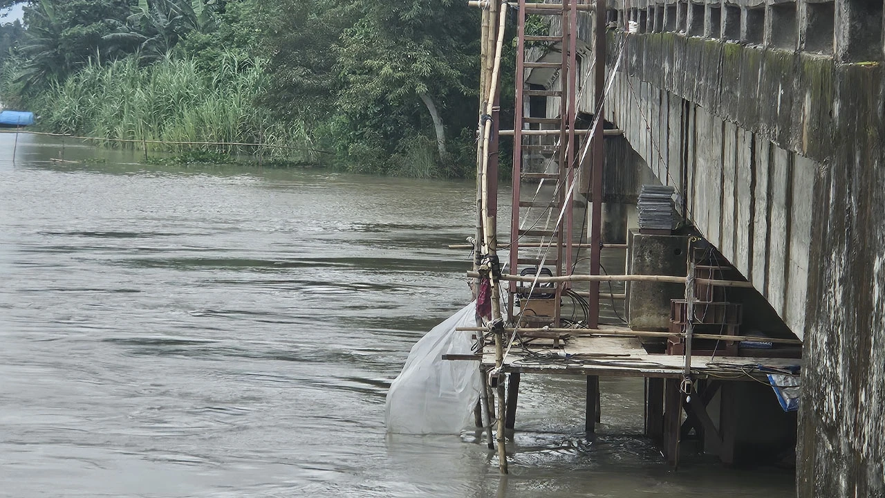 হাইড্রোলিক পাম্পে ১০ ইঞ্চি উঁচু করা হলো ইসলামপুরের সেতু