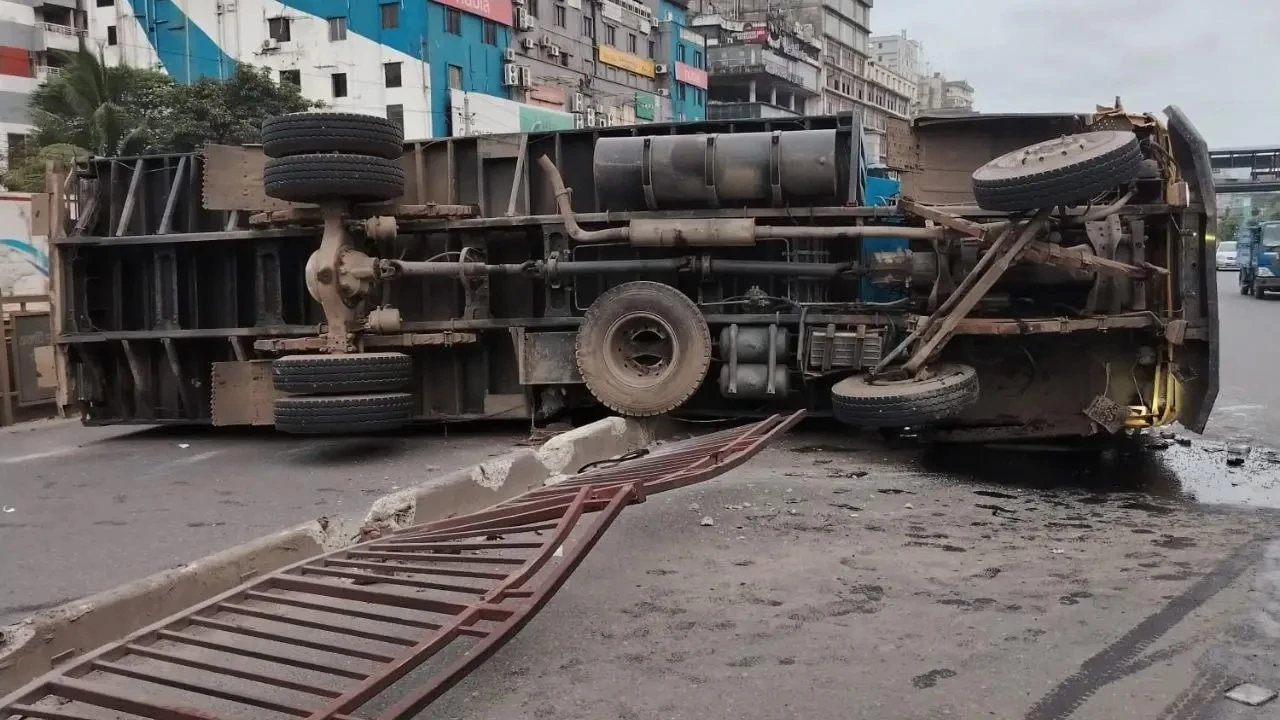 মধ্যরাতে নিয়ন্ত্রণ হারিয়ে উল্টে গেছে কাভার্ড ভ্যান