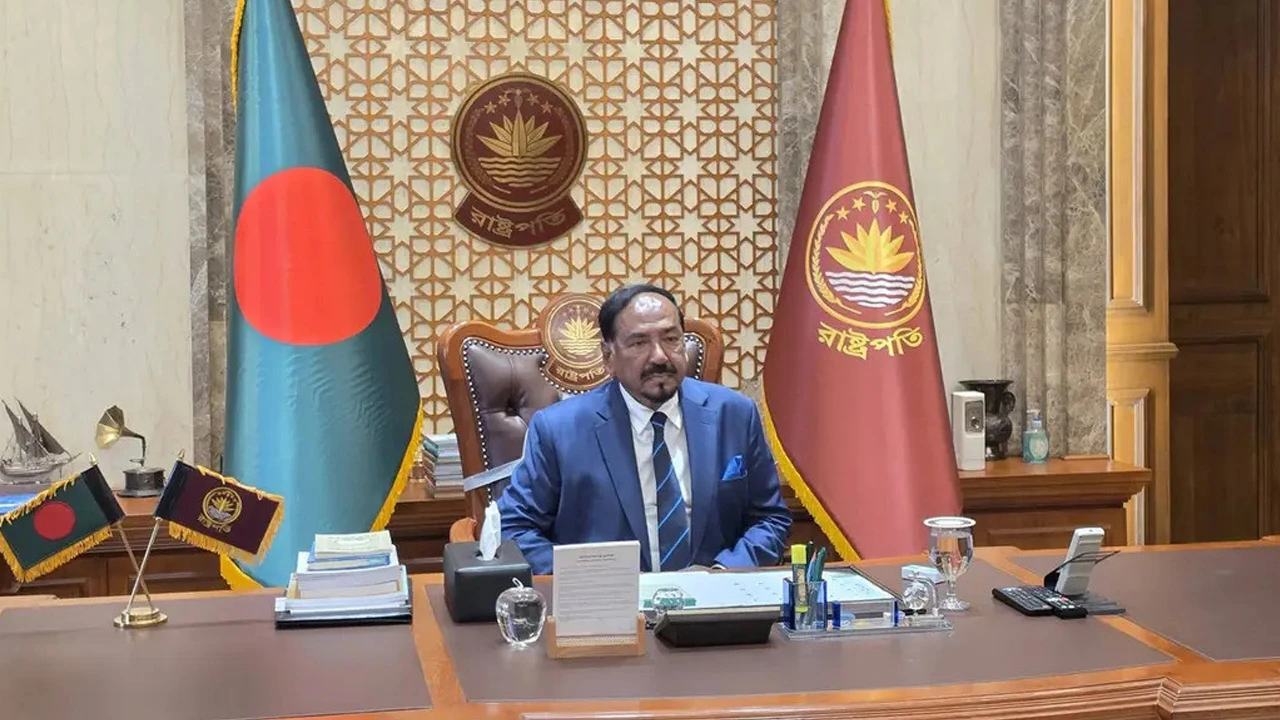 বঙ্গভবনে কার্যক্রম শুরু করলেন ভারপ্রাপ্ত রাষ্ট্রপতি