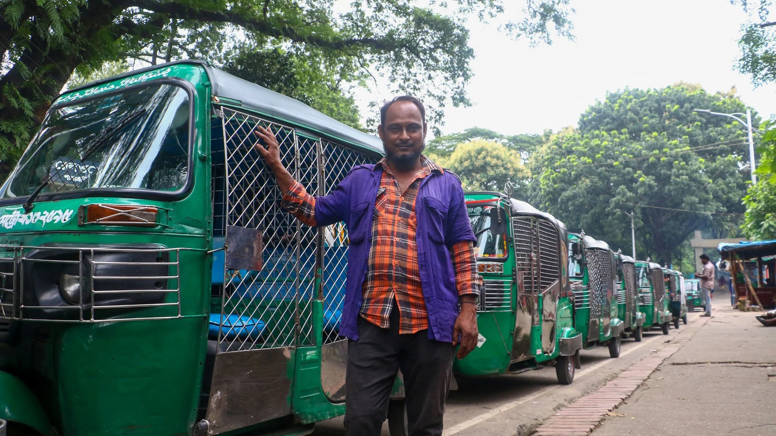 চট্টগ্রামে গ্যাস সংকট: রান্না বন্ধ, দীর্ঘ লাইন সিএনজি স্টেশনে