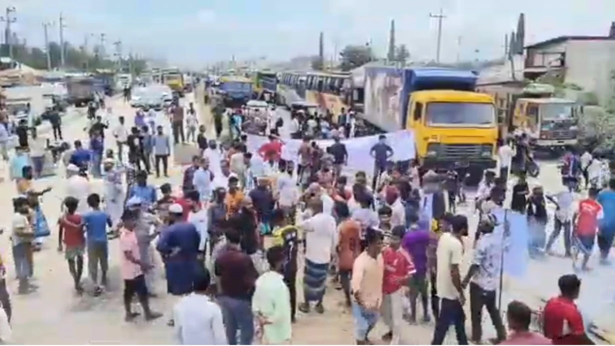 অবৈধভাবে বালু উত্তোলন বন্ধের দাবিতে মহাসড়ক অবরোধ, বিক্ষোভ