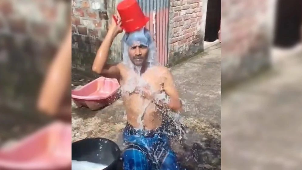 প্রেমিকের বাড়িতে অনশনে স্ত্রী, দুধ দিয়ে গোসল করে সম্পর্ক ভাঙলেন স্বামী