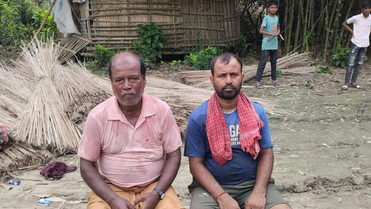 বাংলাদেশিকে ধরে নেওয়ার প্রতিবাদে, দুই ভারতীয়কে ধরে নিয়ে আসলো গ্রামবাসী