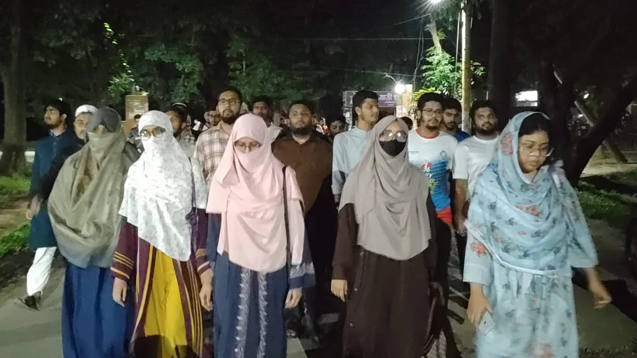 ম্যানেজিং কমিটির হাতে শিক্ষক নিয়োগের ক্ষমতার প্রতিবাদে জাকসুর বিক্ষোভ