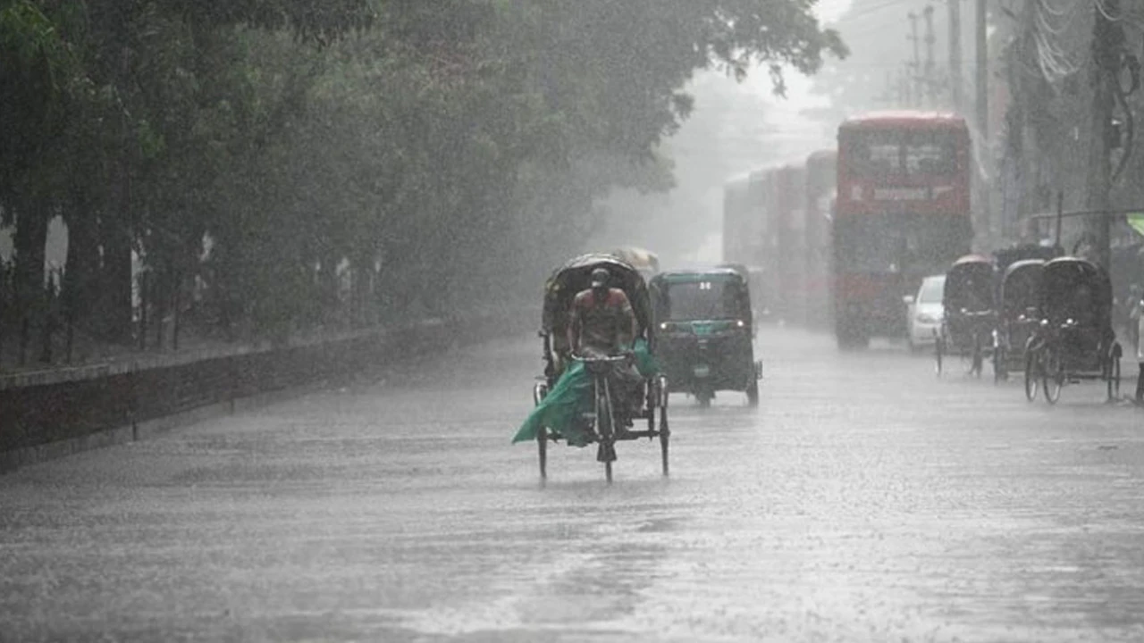 সাতসকালে স্বস্তির বৃষ্টিতে ভিজলো রাজধানী